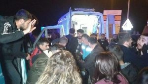 Otomobille minibüs çarpıştı; 1’i polis 2 kişi öldü, 5 kişi yaralandı